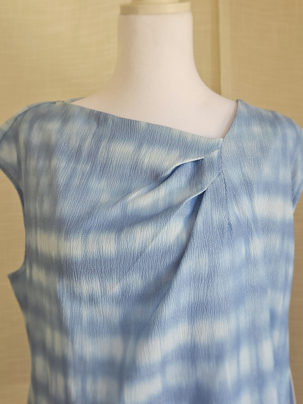 NWT Calvin Klein Rebecca Textured Knit Drape Neck Top Size L Tie Dye Blue White - Picture 3 of 14